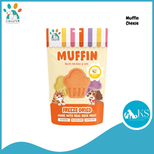 Load image into Gallery viewer, Singapaw Freeze Dried Muffin Treats for Cats &amp; Dogs In Carrot Cheese Cranberry Blueberry